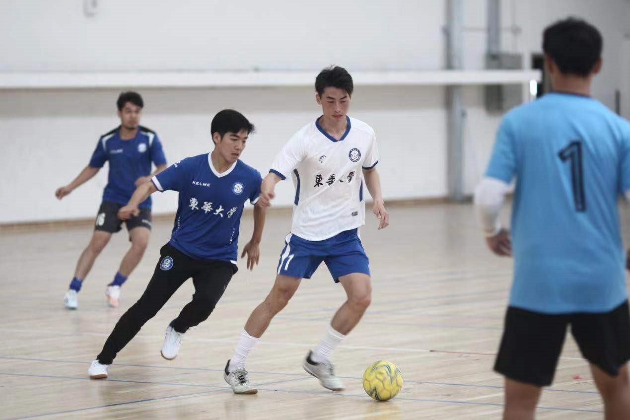 一群人在踢足球 描述已自动生成