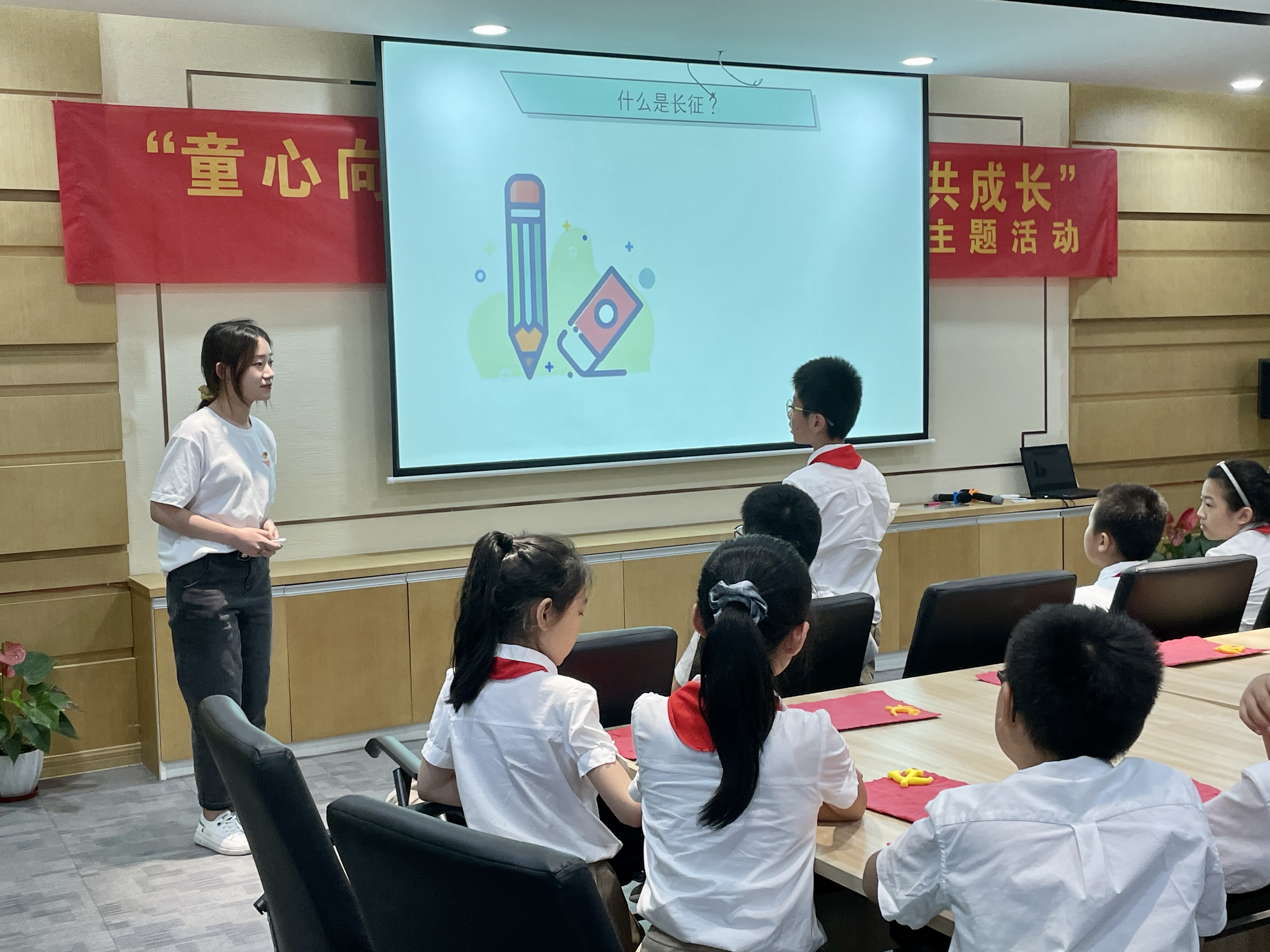 一群人在房间里交谈 描述已自动生成